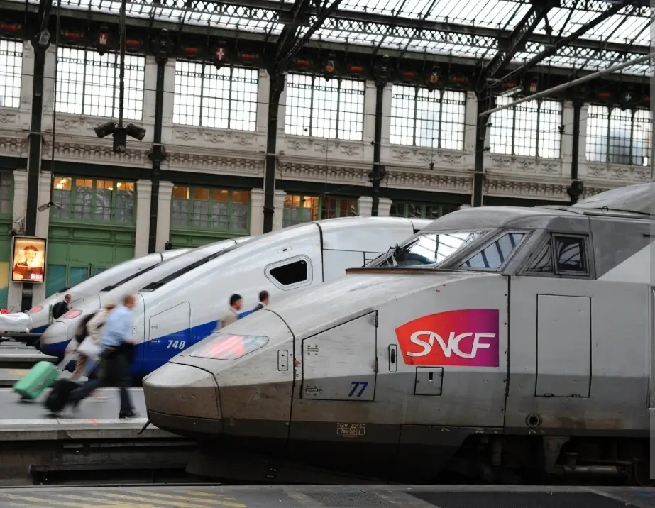 train tgv à l'arrêt dans une gare parisienne