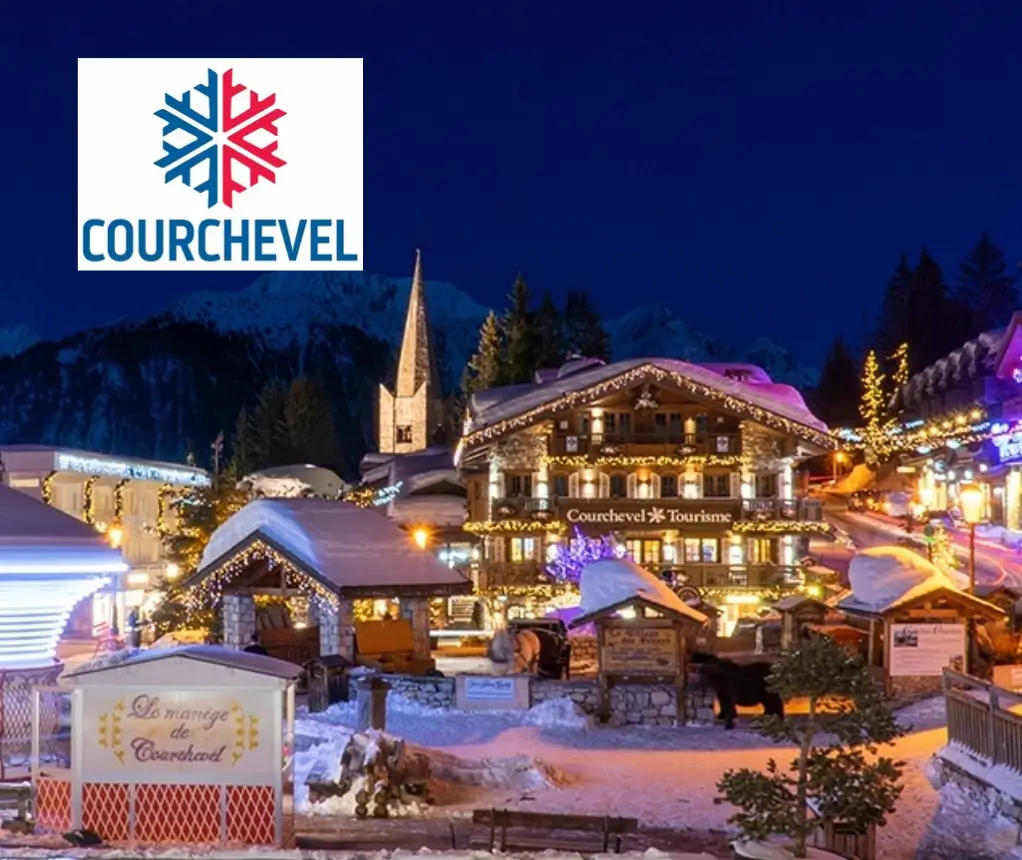 photo de courchevel la nuit avec le logo de courchevel