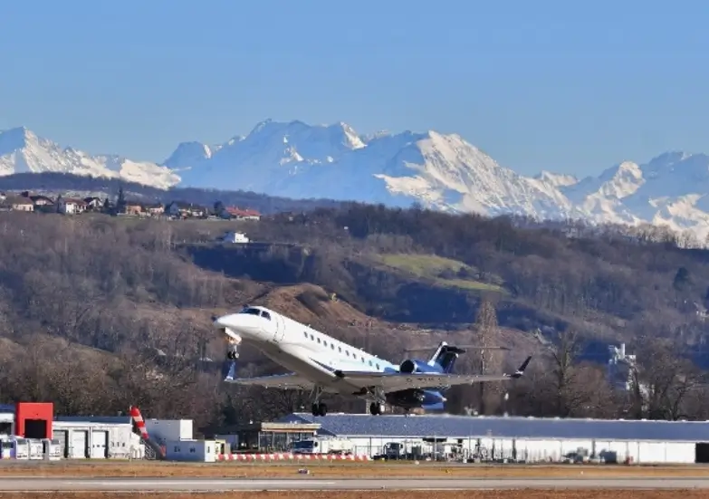 photo aéroport de Annecy avec un avion qui decolle