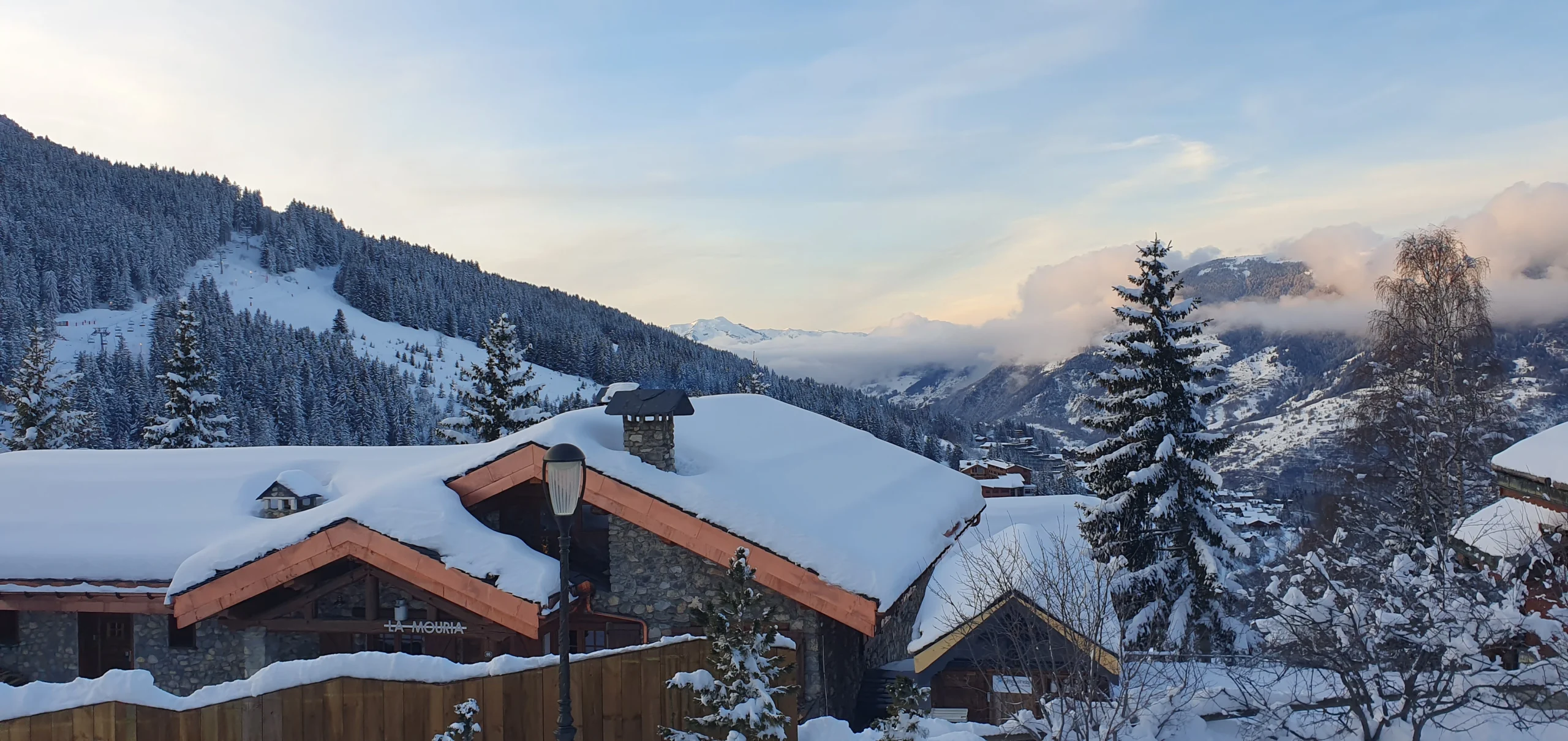 Vue panoramique de Courchevel en hiver avec chalets et montagnes enneigées